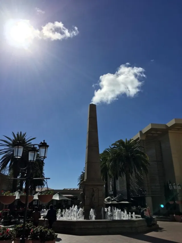 24 Pictures That Need A Second Look