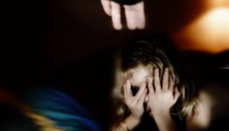 Datter voldtaget i 12 år af egen far: Fødte tre børn