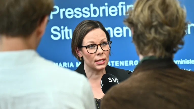 Aktivister tog sig in i utrikesministerns trappuppgång
