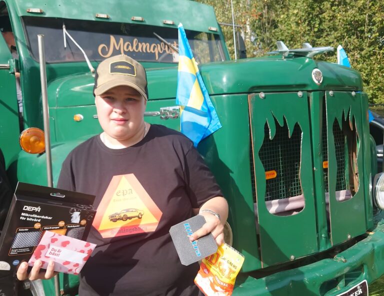 Här hyllas 15-årige Albin efter olyckan med godståg