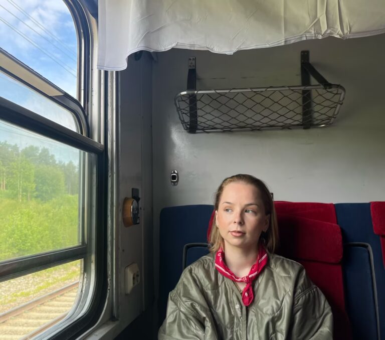 Anna, 26, sitter fast på samma tåg sen i går – lillasyster missar skolavslutning