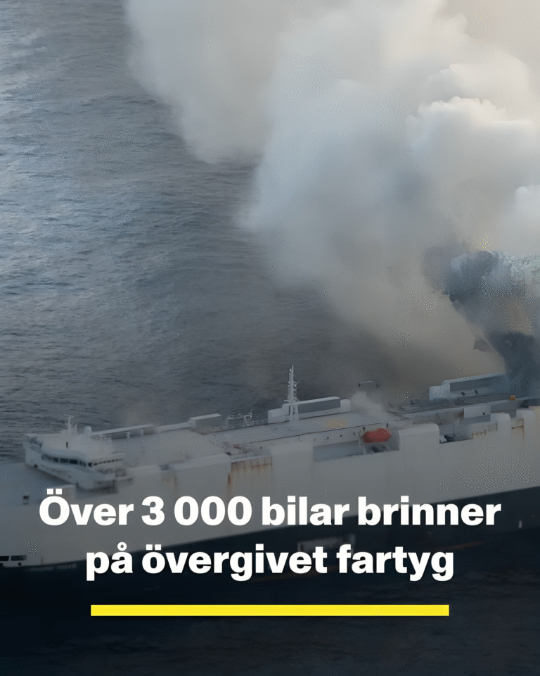 Över 3 000 bilar brinner på övergivet fartyg