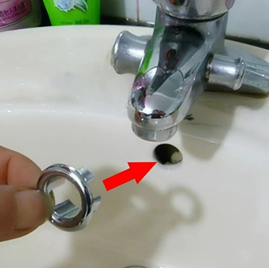 “Why does your sink have that tiny hole at the top — and why is it far more important than it looks?”