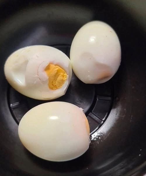 Nutritionists wa:rn that eating eggs every morning can cause…..