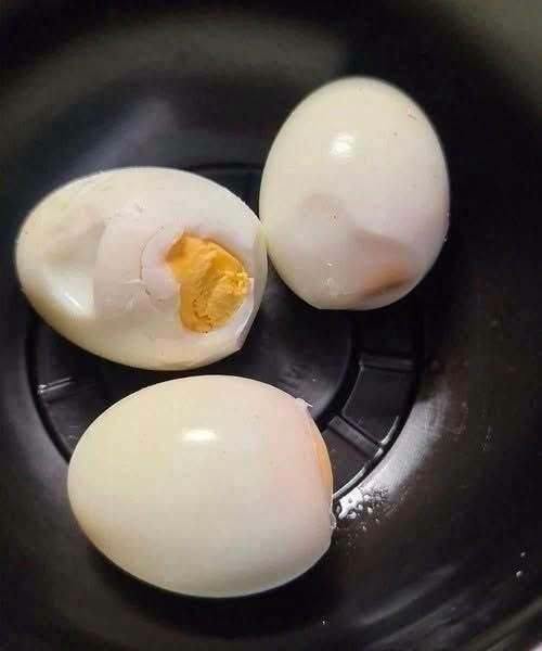 Nutritionists wa:rn that eating eggs every morning can cause…..